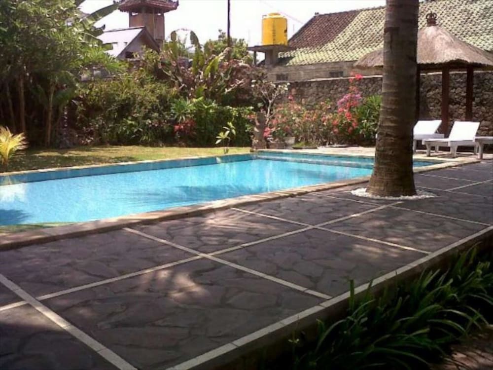 padang lovina sea side cottage