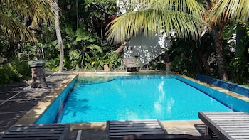 padang lovina sea side cottage
