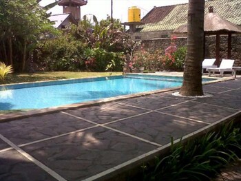 padang lovina sea side cottage