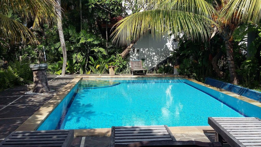 padang lovina sea side cottage