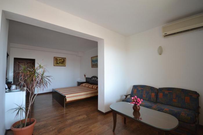 hotel more