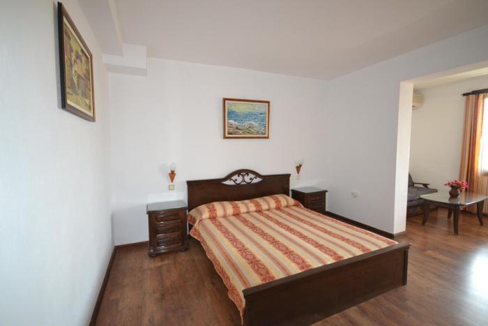 hotel more