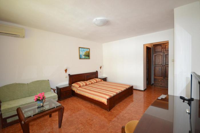 hotel more