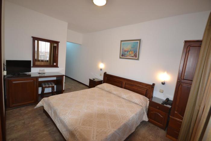 hotel more
