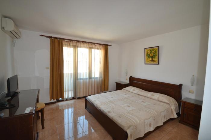 hotel more