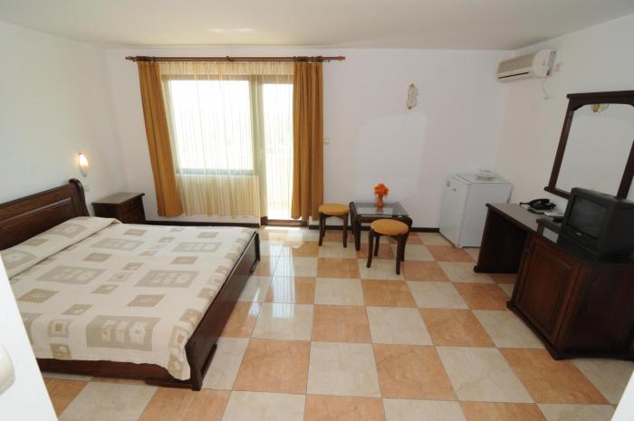 hotel more