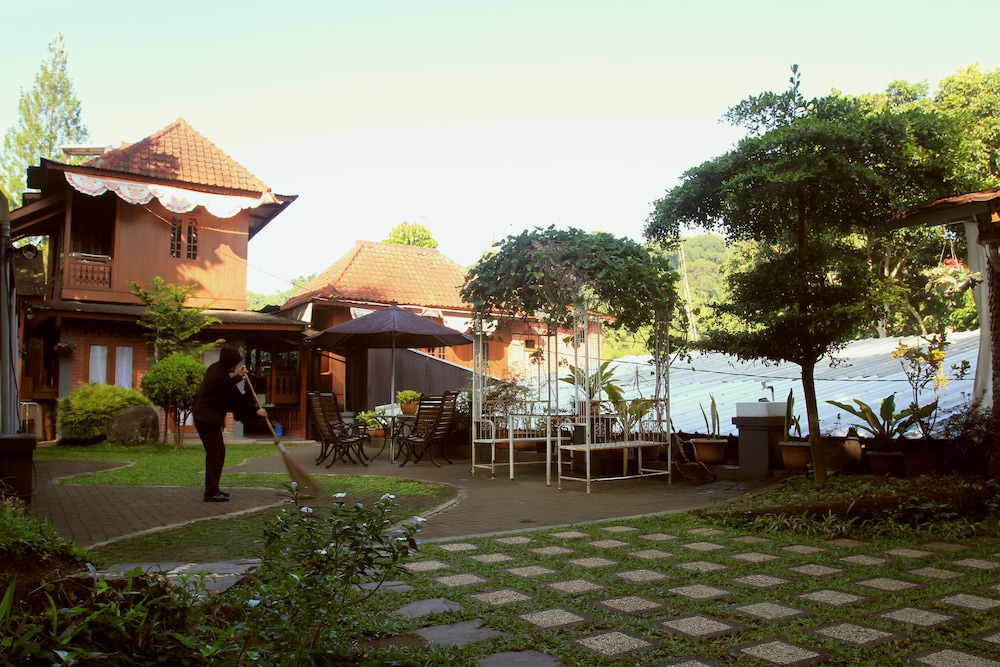 bantal guling villa bandung