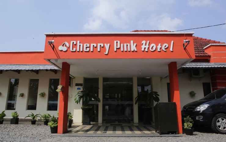 cherry pink hotel medan mitra reddoorz