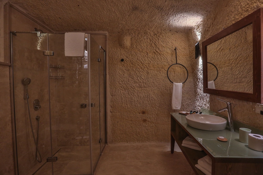 acropolis cave suite