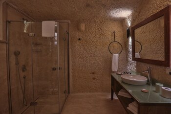 acropolis cave suite