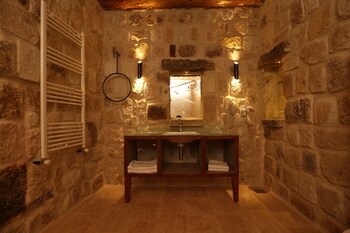 acropolis cave suite