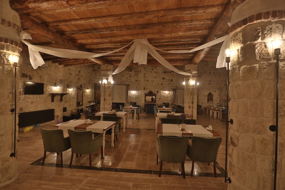 acropolis cave suite