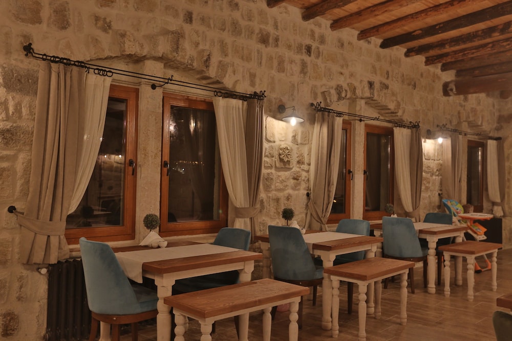 acropolis cave suite
