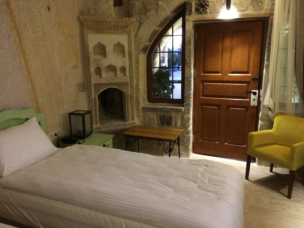 acropolis cave suite