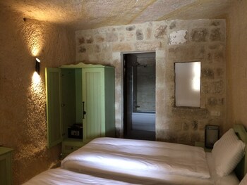 acropolis cave suite