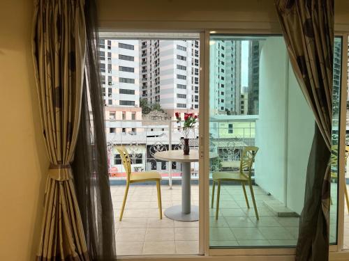 v check inn sukhumvit 22