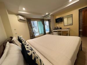 v check inn sukhumvit 22