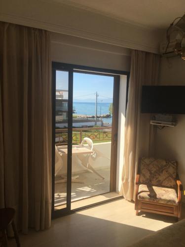 chris studios and apartments