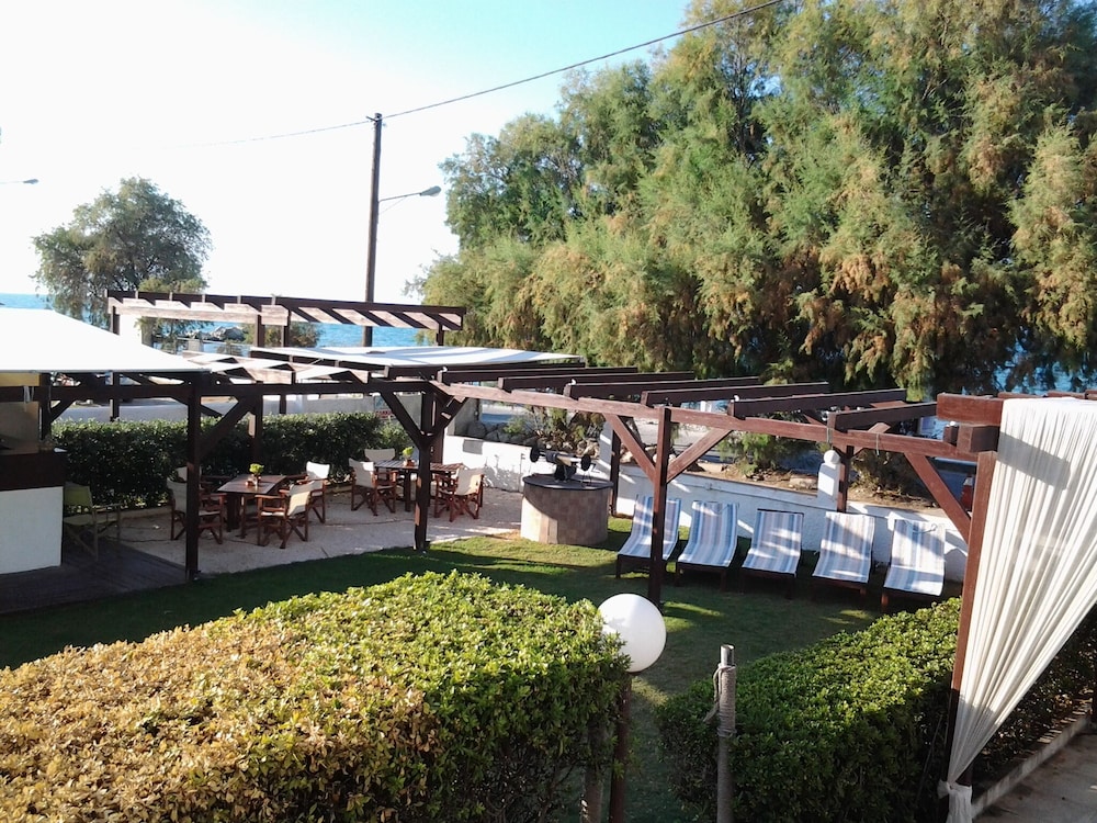 chris studios and apartments