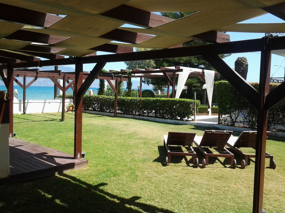 chris studios and apartments