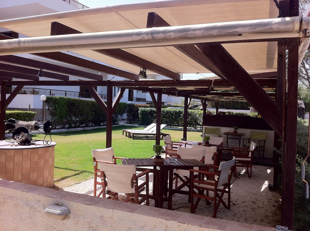 chris studios and apartments