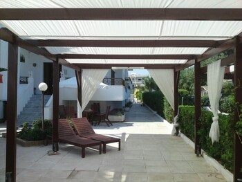 chris studios and apartments