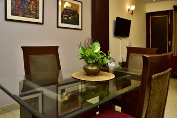 woodpecker 2 bedroom service apartment