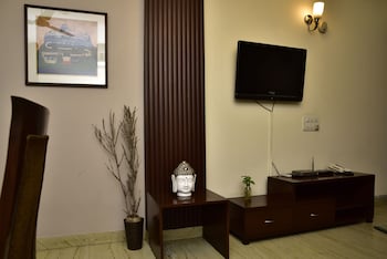 woodpecker 2 bedroom service apartment