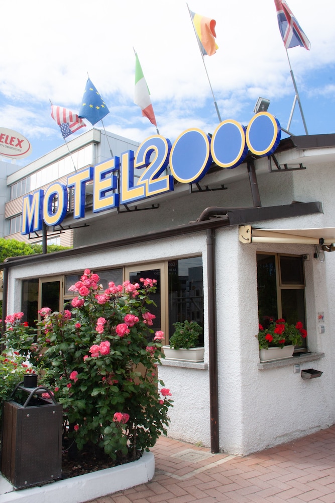 hotel motel 2000