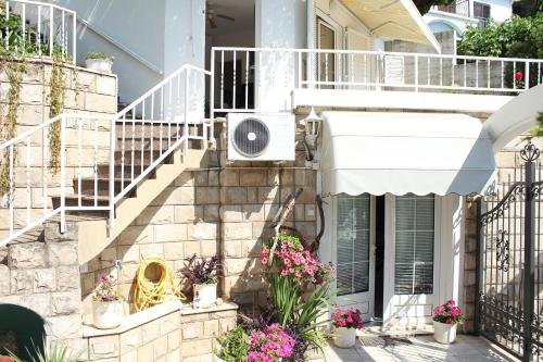 sun rose apartments sveti stefan