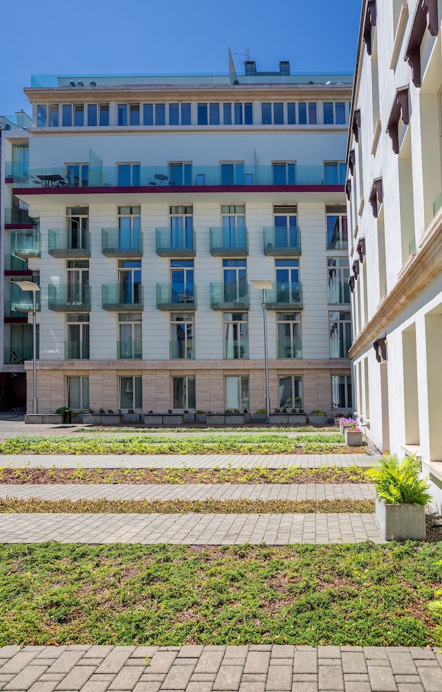 friendhouse apartments