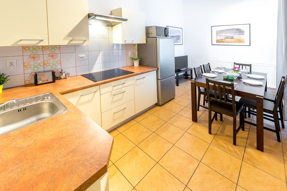 friendhouse apartments