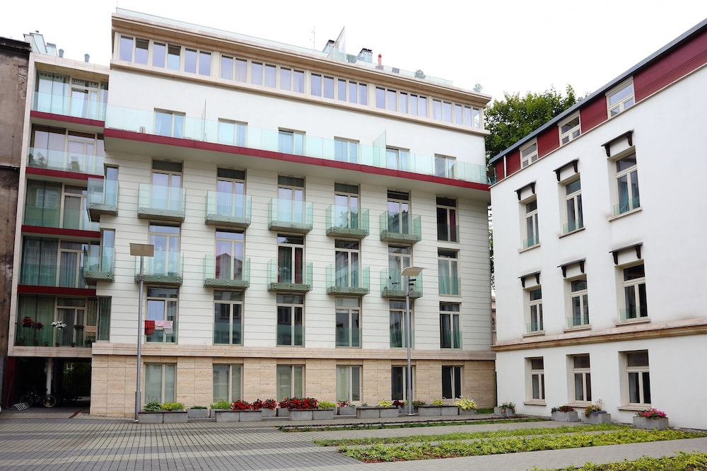 friendhouse apartments