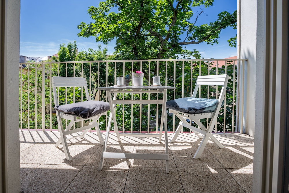 friendhouse apartments