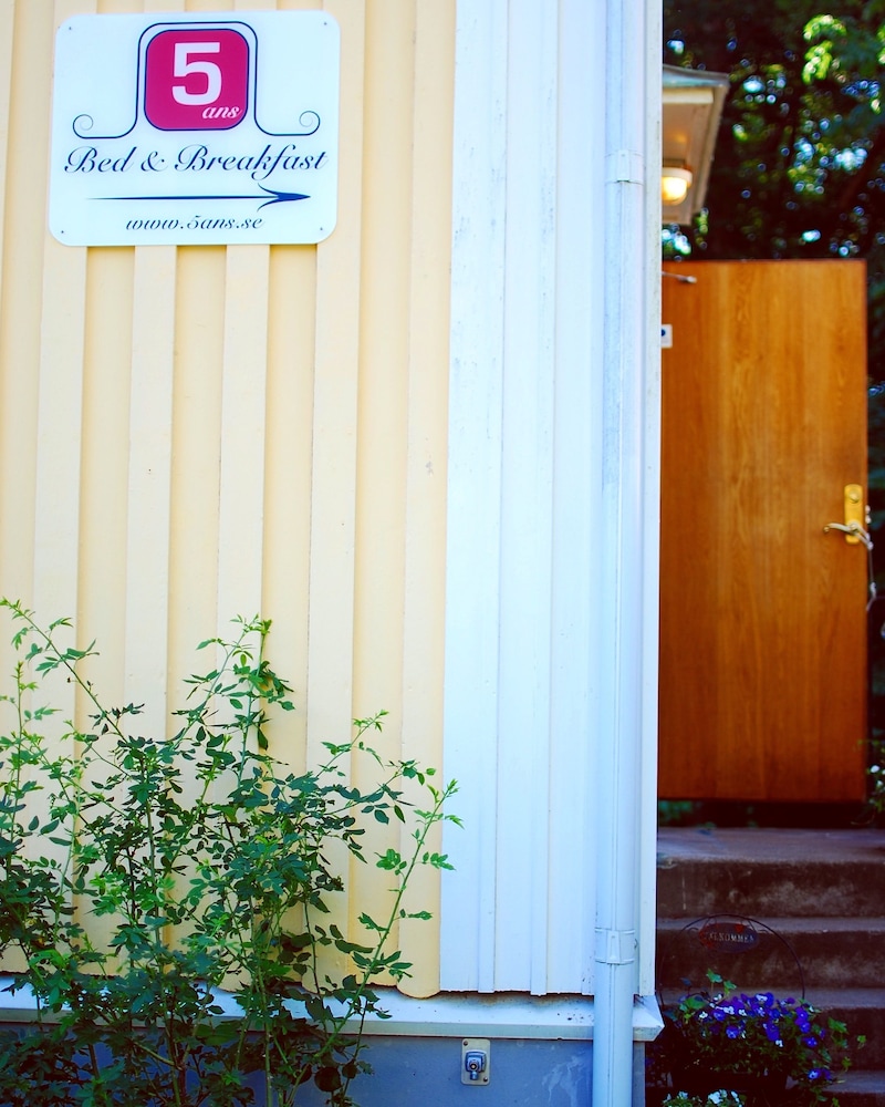 5 ans bed and breakfast