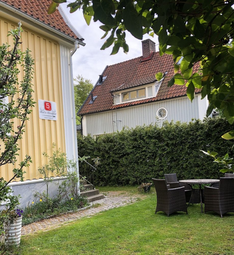 5 ans bed and breakfast