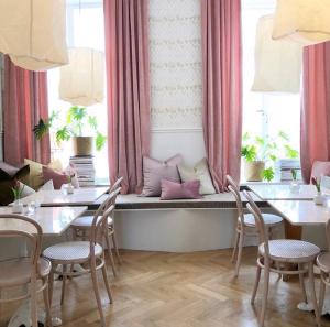 cafe mandeltartan bandb villafloraviola