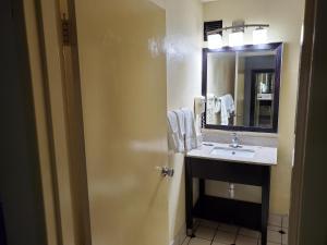 Jackson Hotel And Convention Center,Near Casey Jones Village,2 star