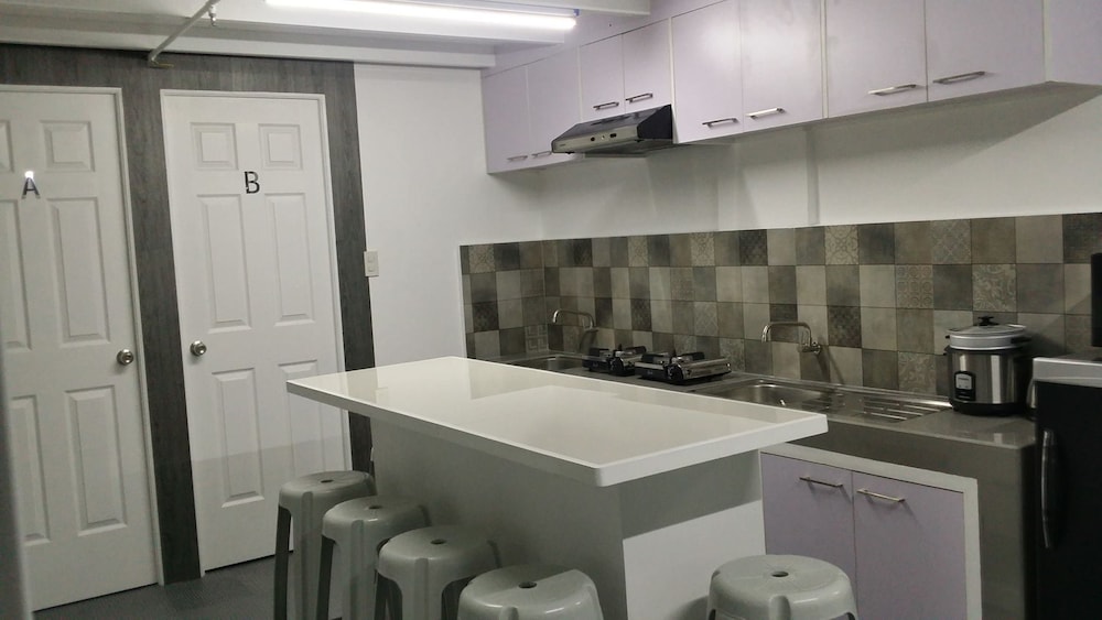 ervoruto hostel makati