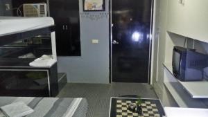 ervoruto hostel makati