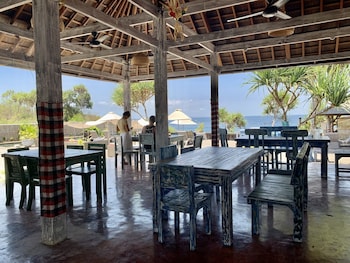 the palms ceningan hotel