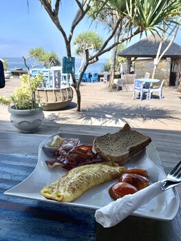 the palms ceningan hotel