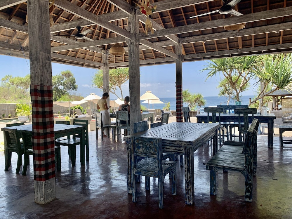 the palms ceningan hotel