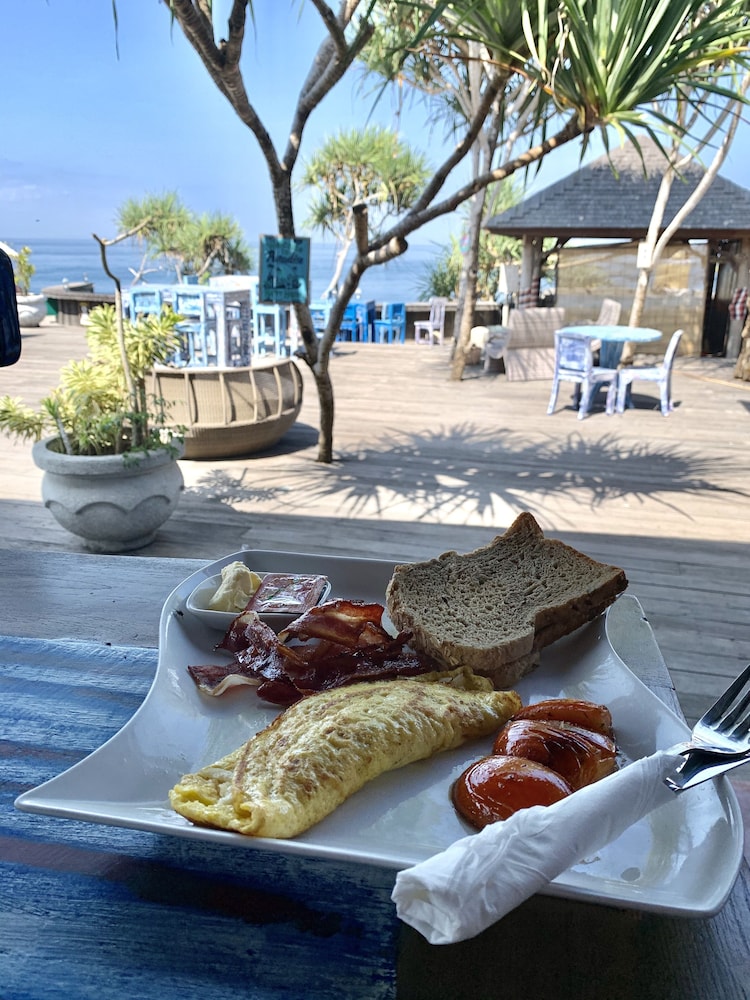 the palms ceningan hotel