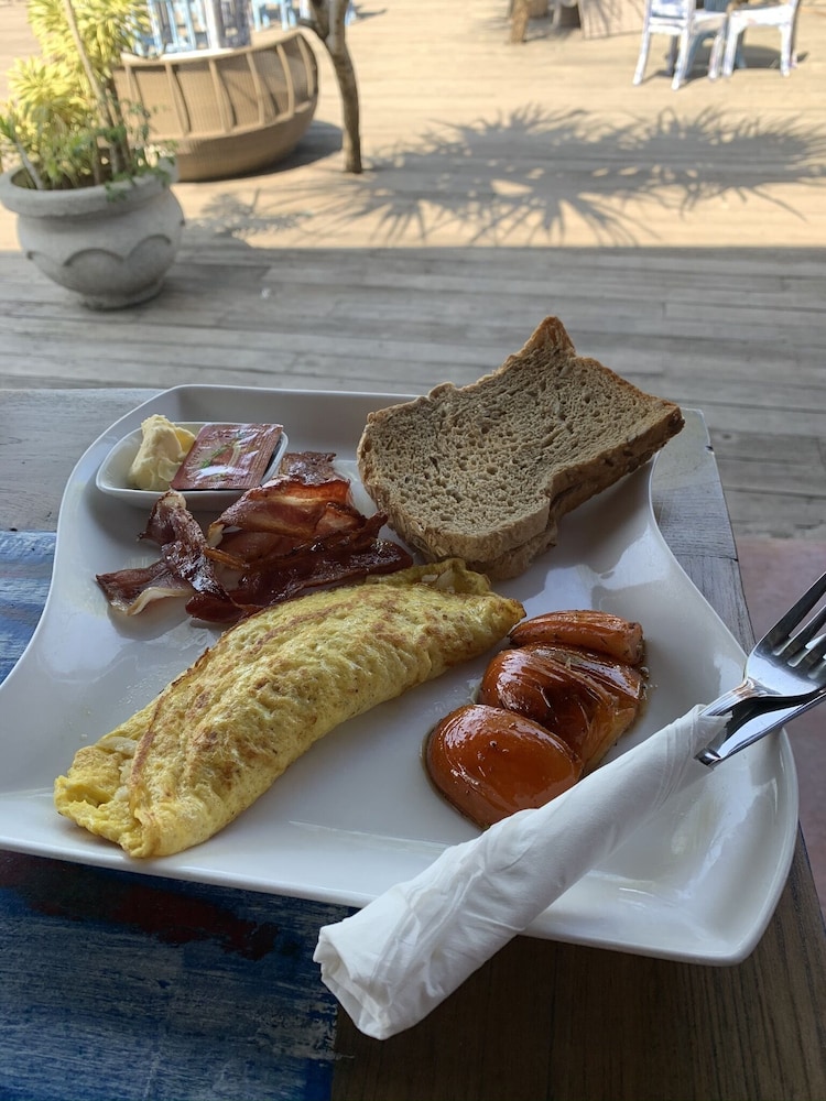 the palms ceningan hotel