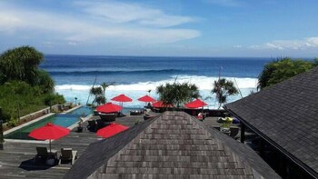 the palms ceningan hotel