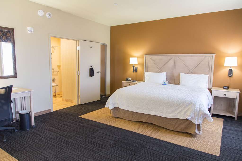 hampton inn and suites dodge city