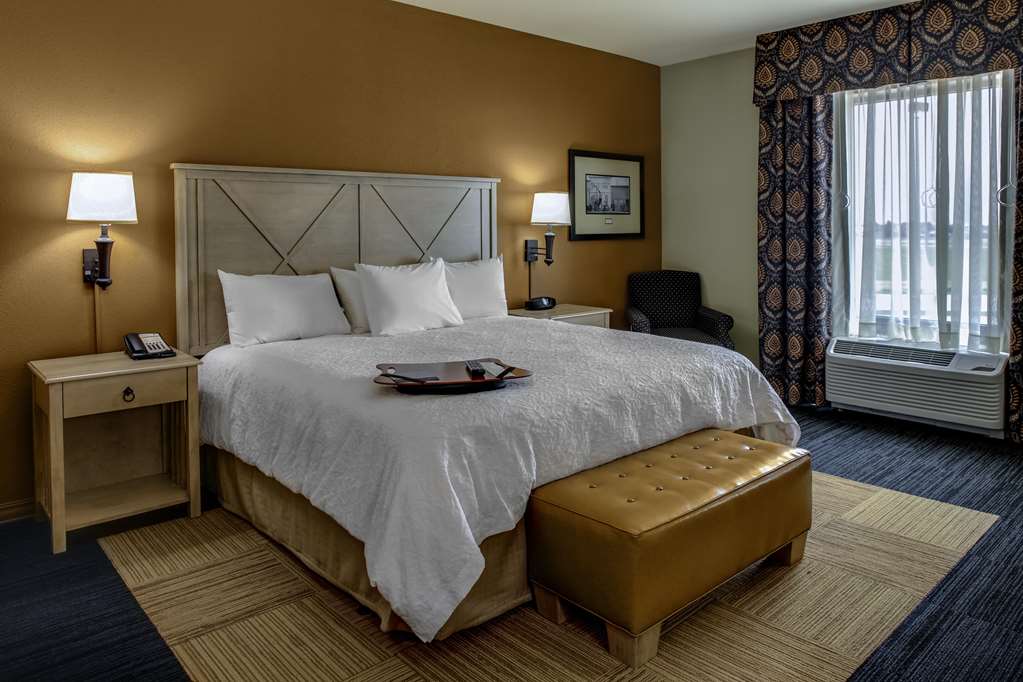 hampton inn and suites dodge city