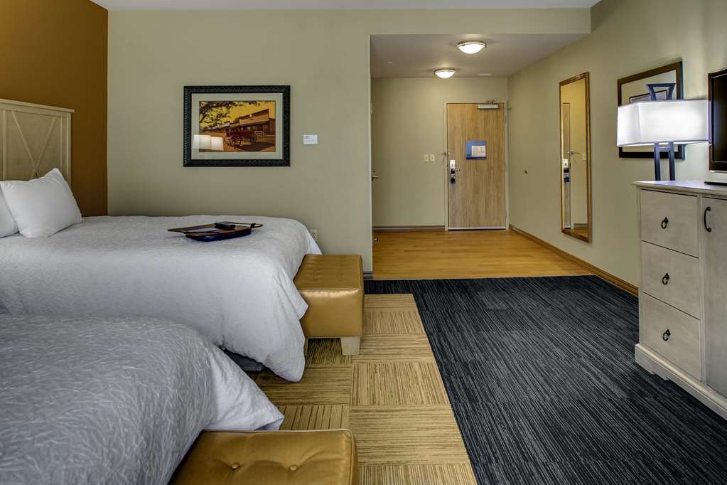 hampton inn and suites dodge city