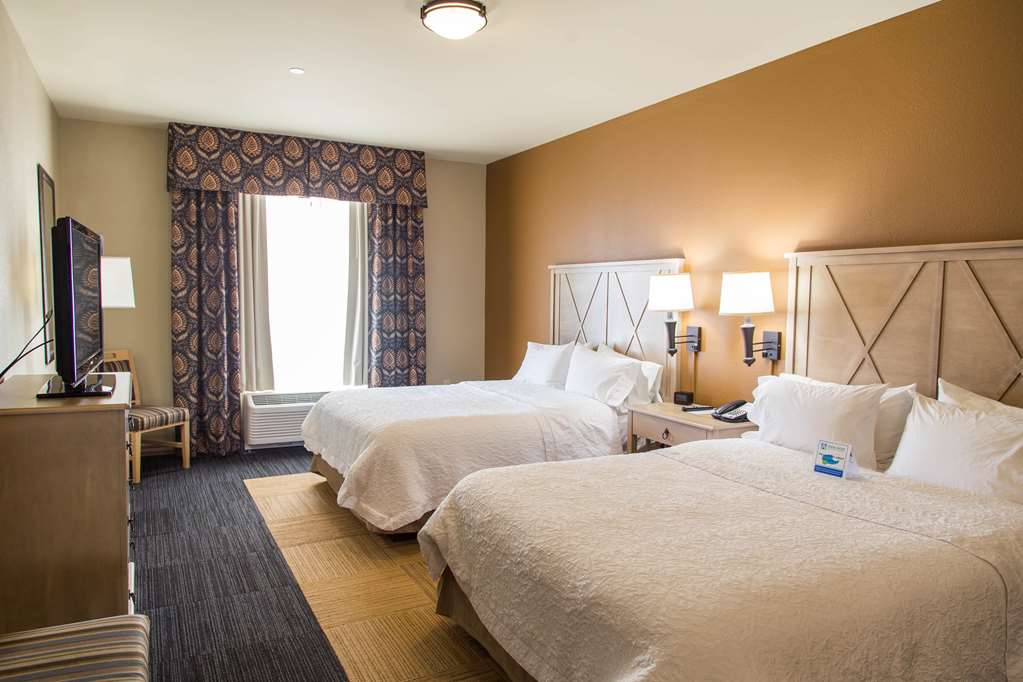 hampton inn and suites dodge city
